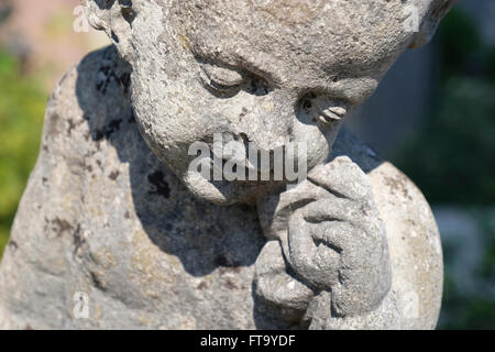 Monastero di Frauenwoerth sull'isola di Fraueninsel. Il lago di Chiemsee in Baviera. Statua del cimitero. Foto Stock