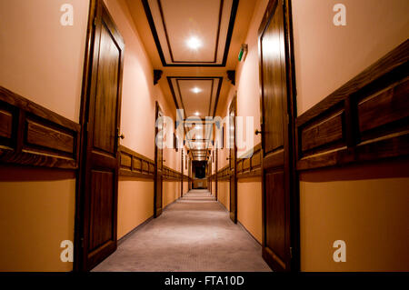 Hotel di lusso con corridoio interno con luci Foto Stock