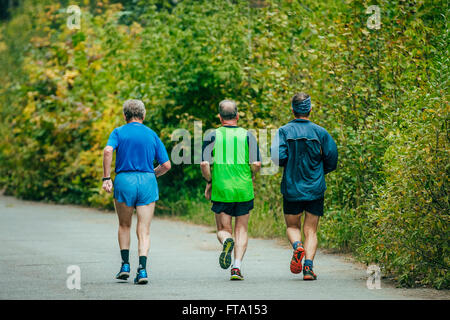 Gruppo di uomini anziani correndo giù per la strada nel parco durante la maratona di Chelyabinsk Foto Stock