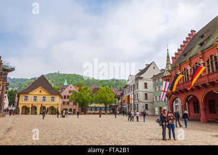 FREIBURG IM BREISGAU, Germania - 1 Maggio 2013: vecchi edifici su Munsterplatz, la piazza centrale di Freiburg im Breisgau city, cattivo Foto Stock