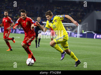 Kiev, Ucraina - 12 ottobre 2015: Artem Kravets dell'Ucraina (R) combatte per una sfera con Mario Gaspar di Spagna durante il loro UEFA EURO 2016 partita di qualificazione alla NSK Olimpiyskyi stadium di Kiev Foto Stock