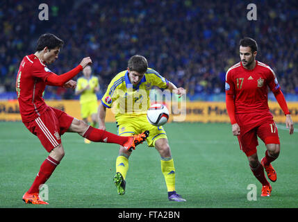 Kiev, Ucraina - 12 ottobre 2015: Artem Kravets dell'Ucraina (C) combatte per una sfera con Xabier Etxeita (L) e Mario Gaspar (R) di Foto Stock