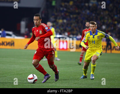 Kiev, Ucraina - 12 ottobre 2015: Thiago Alcantara di Spagna controlla una palla durante UEFA EURO 2016 partita di qualificazione contro l'Ucraina a NSK Olimpiyskyi stadium di Kiev Foto Stock