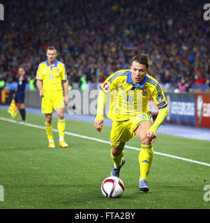 Kiev, Ucraina - 12 ottobre 2015: Yevhen Konoplyanka dell'Ucraina controlla una palla durante UEFA EURO 2016 partita di qualificazione contro la Spagna a NSK Olimpiyskyi stadium di Kiev Foto Stock