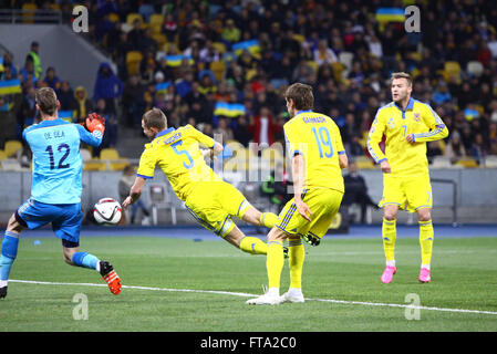 Kiev, Ucraina - 12 ottobre 2015: Ucraino calciatori (in giallo) attaccare il portiere David de Gea di Spagna durante il loro UEFA UNIONE EUROPEA Foto Stock