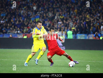 Kiev, Ucraina - 12 ottobre 2015: Yevhen Konoplyanka dell'Ucraina (L) combatte per una sfera con Thiago Alcantara di Spagna durante il loro UEFA EURO 2016 partita di qualificazione alla NSK Olimpiyskyi stadium Foto Stock