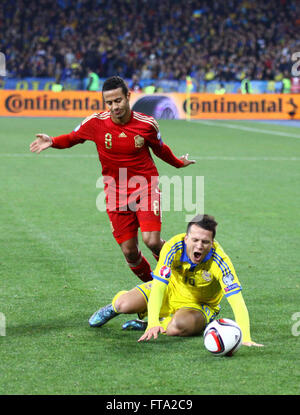 Kiev, Ucraina - 12 ottobre 2015: Yevhen Konoplyanka dell'Ucraina (in giallo) combatte per una sfera con Thiago Alcantara di Spagna durante il loro UEFA EURO 2016 partita di qualificazione Foto Stock