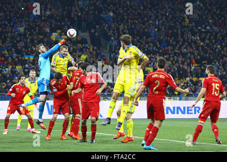 Kiev, Ucraina - 12 ottobre 2015: Ucraino (giallo) e in Spagna i calciatori lotta per una sfera durante il loro UEFA EURO 2016 partita di qualificazione alla NSK Olimpiyskyi stadium di Kiev Foto Stock