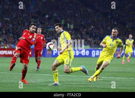 Kiev, Ucraina - 12 ottobre 2015: Tara Stepanenko dell'Ucraina (in centro) combatte per una sfera con Mario Gaspar di Spagna durante il loro UEFA EURO 2016 partita di qualificazione alla NSK Olimpiyskyi stadium di Kiev Foto Stock