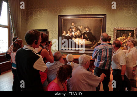 Ai visitatori di ammirare "La lezione di anatomia del dottor Nicolaes Tulp" da Rembrandt sul display nel Mauritshuis a L'Aia, Paesi Bassi. Foto Stock