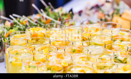 Bella linea di diversi cocktail colorati su una festa all'aria aperta, catering tabella Foto Stock