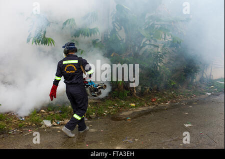 Un lavoratore di Kementerian Kesihatan(Ministero della Salute) Malaysia effettua mosquito appannamento a Kuala Lumpur. Marzo 26, 2016 Foto Stock