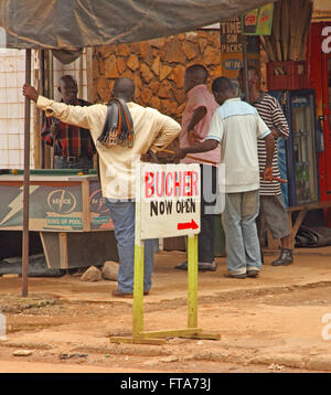 KAMPALA, UGANDA - Settembre 28, 2012. Un gruppo di uomini ugandese di giocare una partita di biliardo Piscina sulle strade di Kampala, Uganda su Foto Stock