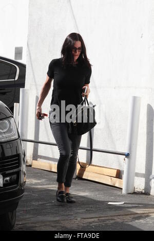 Courteney Cox è stato avvistato arrivando a Beniamino parrucchiere con: Courteney Cox dove: Beverly Hills, in California, negli Stati Uniti quando: 23 Feb 2016 Foto Stock