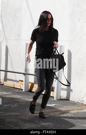 Courteney Cox è stato avvistato arrivando a Beniamino parrucchiere con: Courteney Cox dove: Beverly Hills, in California, negli Stati Uniti quando: 23 Feb 2016 Foto Stock