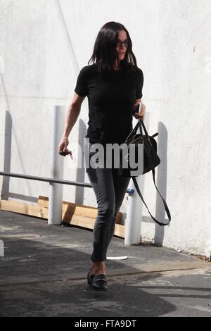 Courteney Cox è stato avvistato arrivando a Beniamino parrucchiere con: Courteney Cox dove: Beverly Hills, in California, negli Stati Uniti quando: 23 Feb 2016 Foto Stock