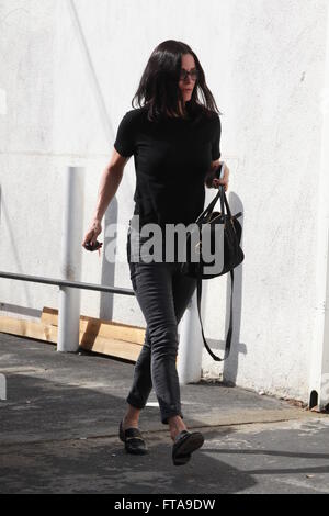 Courteney Cox è stato avvistato arrivando a Beniamino parrucchiere con: Courteney Cox dove: Beverly Hills, in California, negli Stati Uniti quando: 23 Feb 2016 Foto Stock