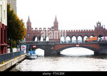 Il Oberbaumbrucke a Berlino in Germania sul fiume Spree Foto Stock