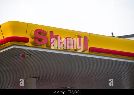 15 gennaio 2016 - Wroclaw: il logo del marchio Shell ' 'gennaio 15, 2016 a Wroclaw. La Polonia. Foto Stock