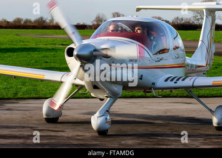 Il diamante DA40 TDI stella di diamante G-LWLW in rullaggio a Breighton Airfield Foto Stock