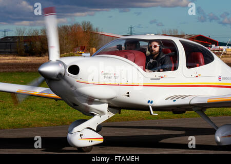 Il diamante DA40 TDI stella di diamante G-LWLW in rullaggio a Breighton Airfield Foto Stock