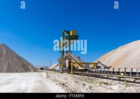 Produzione di magazzino nella cava di argilla blu, enormi macchine per impilare Foto Stock