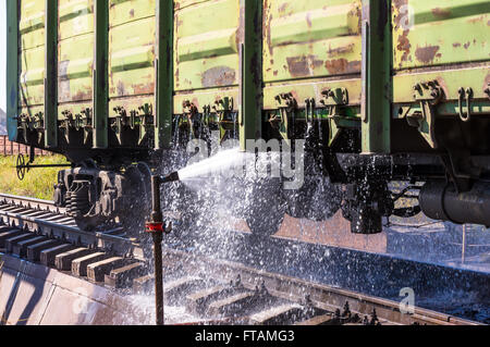 Lavaggio con acqua della vecchia ferrovia merci automobili Foto Stock