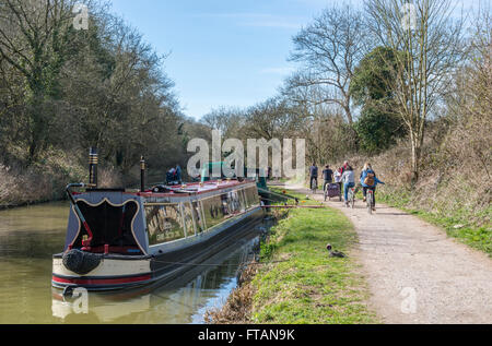 Narrowboat ormeggiata su il Kennet and Avon Canal a Bradford on Avon Wiltshire Foto Stock