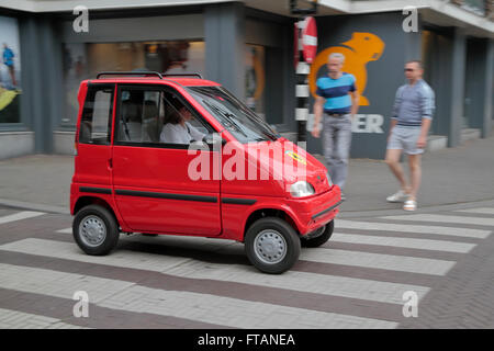 Un Canta due-sede microcar creato appositamente per i guidatori disabili nei Paesi Bassi, l'Aia, Paesi Bassi. Foto Stock