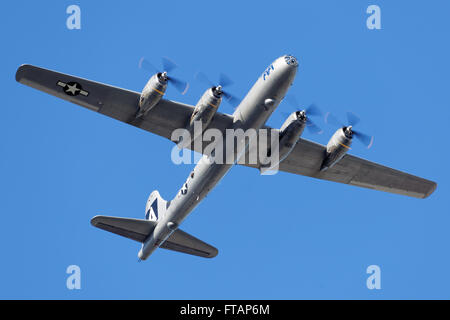 Boeing B-29 "Fifi' atterraggio all'aeroporto di Napoli, Florida Foto Stock