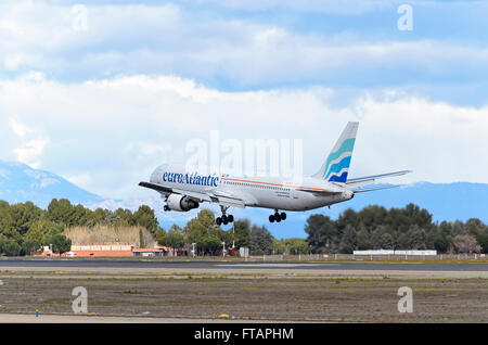 -Aeromobili Boeing 767-300(ER)-, di -EuroAtlantic Airways - Compagnia Aerea, è lo sbarco in aeroporto di Madrid. Set fotografico: 5 di 5. Foto Stock