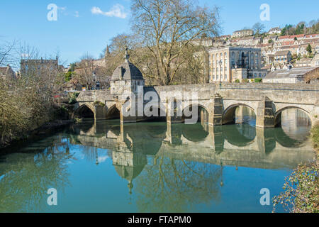 Il vecchio ponte che attraversa il fiume Avon in Bradford on Avon, una bella e cittadina rurale nel Wiltshire, costruita sul commercio della lana Foto Stock