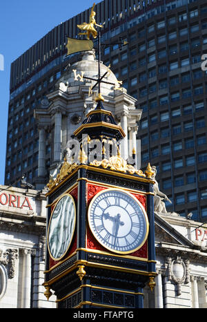 Victoria Palace Theatre è un West End theatre in Victoria Street, nella città di Westminster, di fronte alla stazione di Victoria. Poco Ben orologio Foto Stock