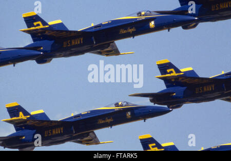 Camp Springs, Maryland, USA, maggio 1990 US Navy 'Blue Angels' fly formazione durante l annuale air show alla Andrews Air Force Base. Il Blue Angels Air mostra dimostrano la coreografia di competenze di volo dell'U.S. La marina di dimostrazione di volo Squadron. L'aria mostra includono grazioso veloce di manovre acrobatiche di due, quattro e sei piani volare in formazione. Durante la loro dimostrazione di acrobazia aerea, il Blues volare sei F/A-18 Hornet aeromobili, divisi tra la formazione di diamante (Blue Angels 1 attraverso 4) e il piombo e gli assoli di opposti (Blue Angels 5 e 6). Credito: Mark Reinstein Foto Stock