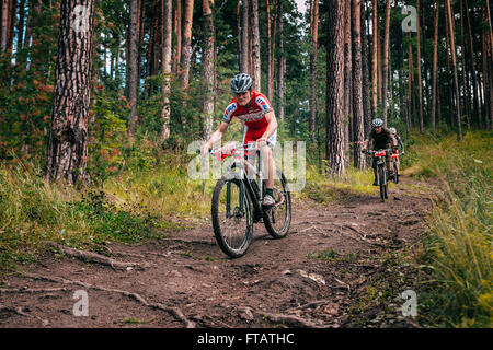 Miass, Russia - Luglio 19, 2015: tre motociclisti in montagna con la discesa durante la gara "acqua pulita-2015" Foto Stock