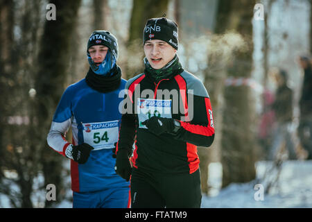 Ekaterinburg, Russia - 14 Novembre 2015: due giovani atleti in esecuzione in tempo freddo nei boschi. Il vapore dal respiro Foto Stock