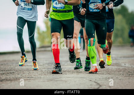 Omsk, Russia - 20 Settembre 2015: gruppo di atleti che corre lungo il terrapieno durante il Siberiano maratona internazionale Foto Stock