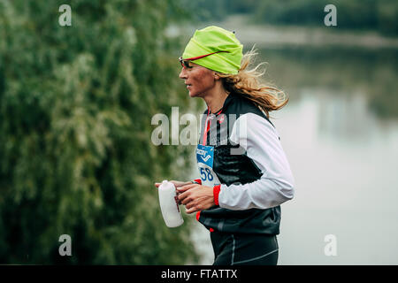 Omsk, Russia - 20 Settembre 2015: ragazza runner partecipante di via durante il Siberiano maratona internazionale Foto Stock