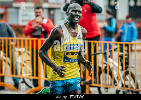 Omsk, Russia - 20 Settembre 2015: corre keniota Kipkemoi Laban Moiben, vincitore siberiano maratona internazionale Foto Stock