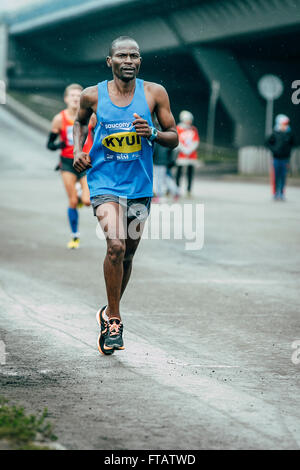 Omsk, Russia - 20 Settembre 2015: keniota John Kyui corre distanza termina siberiano maratona internazionale Foto Stock