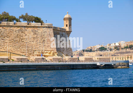 La vista dall'acqua della fine di Senglea (L-isla) penisola con la torre di guardia sulla punta dei bastioni. Malta. Foto Stock