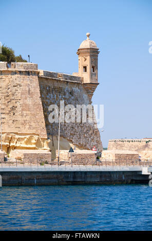 La vista dall'acqua della fine di Senglea (L-isla) penisola con la torre di guardia sulla punta dei bastioni. Malta. Foto Stock