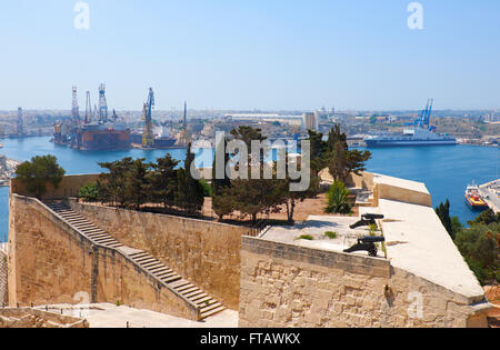 San Pietro e Paolo Bastione e il Grand Harbour sullo sfondo, La Valletta. Malta Foto Stock