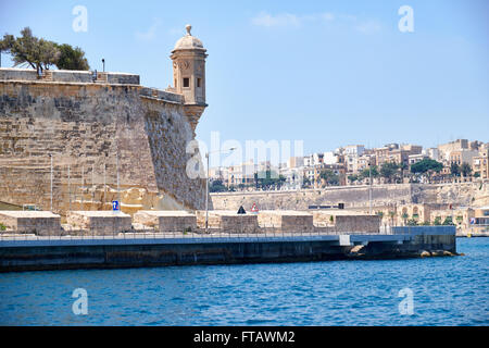 La vista dall'acqua della fine di Senglea (L-isla) penisola con la torre di guardia sulla punta dei bastioni. Malta. Foto Stock