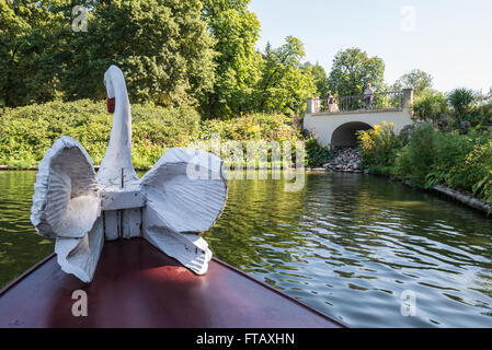 Swan figura in gondola imbarcazione in Lazienki Krolewskie (parco delle Terme Reali) a Varsavia, Polonia Foto Stock