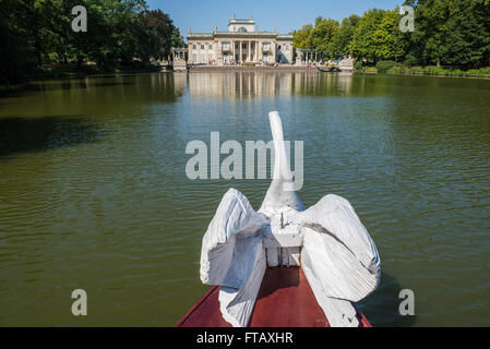 Swan figura in gondola barca e Palazzo sull'acqua in Lazienki Krolewskie (parco delle Terme Reali) a Varsavia, Polonia Foto Stock