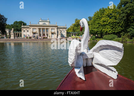 Swan figura in gondola barca e Palazzo sull'acqua in Lazienki Krolewskie (parco delle Terme Reali) a Varsavia, Polonia Foto Stock