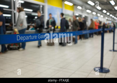 Coda dei passeggeri presso le partenze presso l'aeroporto di Luton Regno Unito Foto Stock