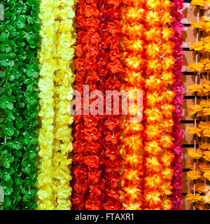 Indian decorativi ghirlande di fiori sul display Foto Stock