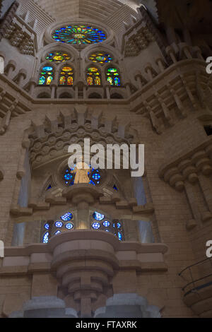 Interno della Basilica della Sagrada Familia a Barcellona, Spagna Foto Stock